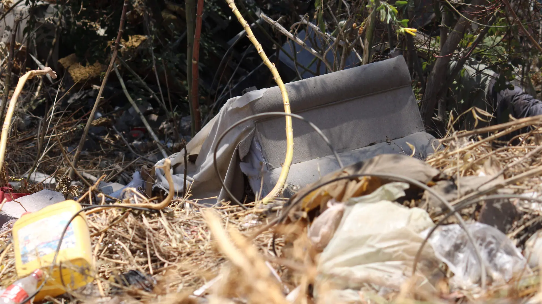 en zona Los Fuertes tiraron hasta un sillón en zona federal